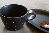  黒マット釉 水玉マグカップ 
